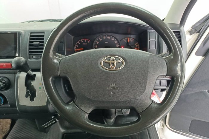 TOYOTA 2WD 2017 3.0 AT COMMUTER WHITE  2521 full