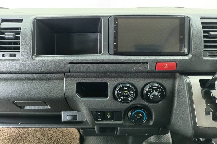 TOYOTA 2WD 2017 3.0 AT COMMUTER WHITE  2521 full