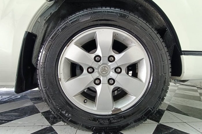 TOYOTA 2WD 2017 3.0 AT COMMUTER WHITE  2521 full
