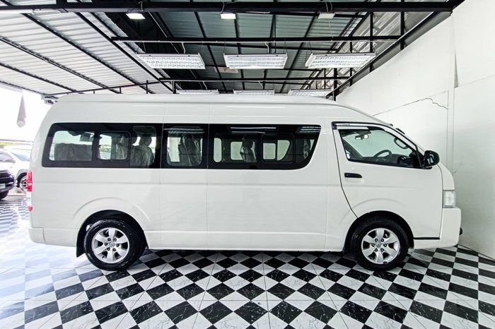TOYOTA 2WD 2017 3.0 AT COMMUTER WHITE  2521 full