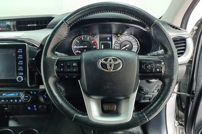 REVO 4WD 2022 2.8G AT DOUBLE CAB SILVER  9963 full
