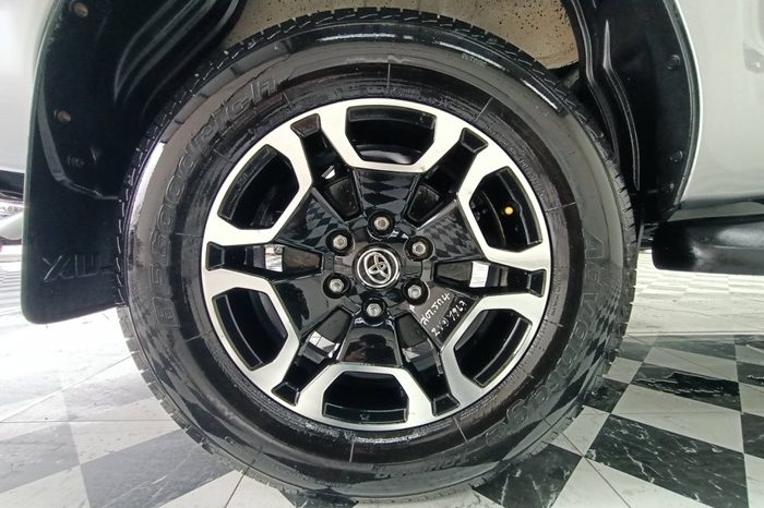 REVO 4WD 2022 2.8G AT DOUBLE CAB SILVER  9963 full
