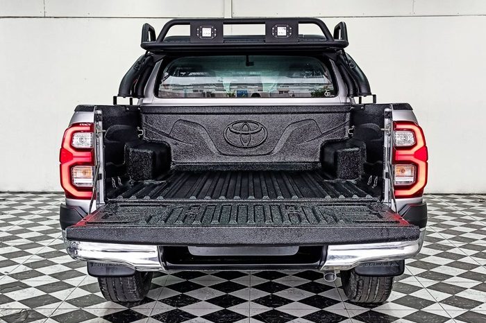 REVO 4WD 2022 2.8G AT DOUBLE CAB SILVER  9963 full