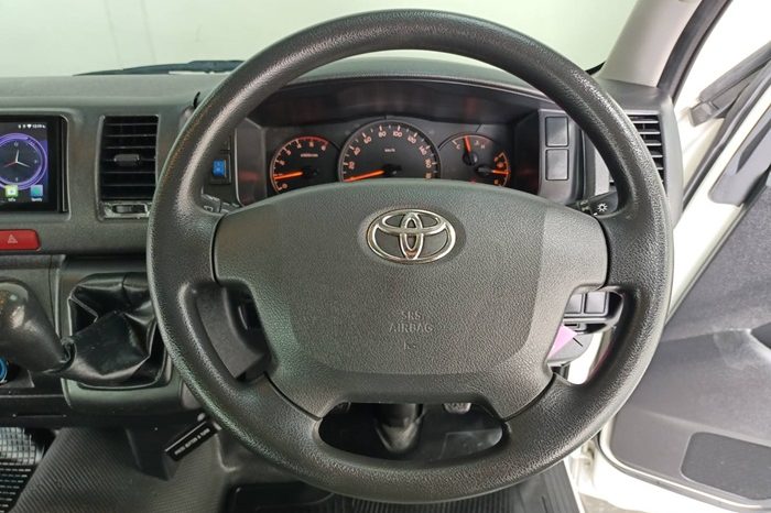 TOYOTA 2WD 2018 3.0 MT COMMUTER WHITE  6540 full