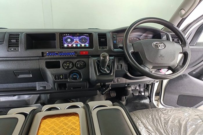 TOYOTA 2WD 2018 3.0 MT COMMUTER WHITE  6540 full