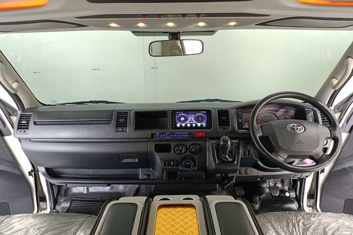 TOYOTA 2WD 2018 3.0 MT COMMUTER WHITE  6540 full