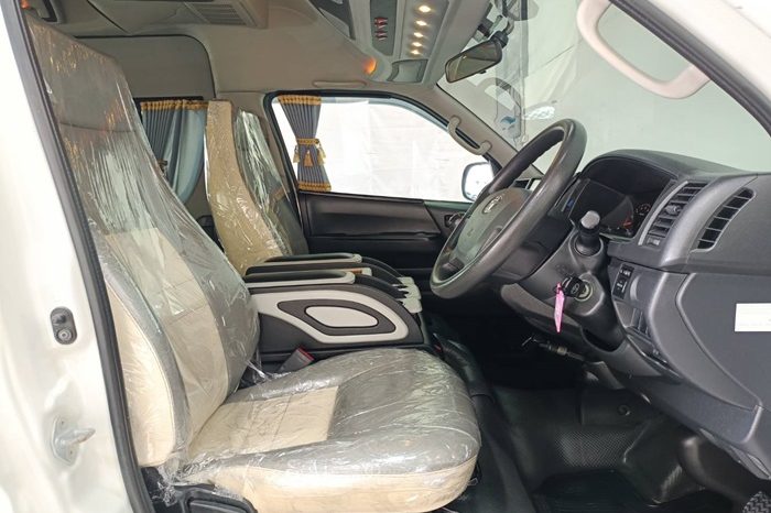 TOYOTA 2WD 2018 3.0 MT COMMUTER WHITE  6540 full