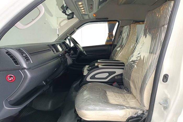 TOYOTA 2WD 2018 3.0 MT COMMUTER WHITE  6540 full