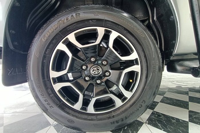 REVO 4WD 2022 2.8G AT DOUBLE CAB SILVER  3380 full