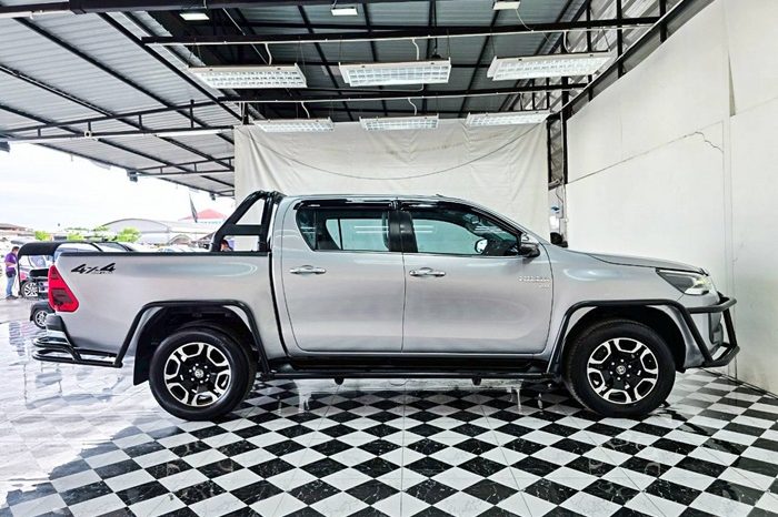 REVO 4WD 2022 2.8G AT DOUBLE CAB SILVER  3380 full