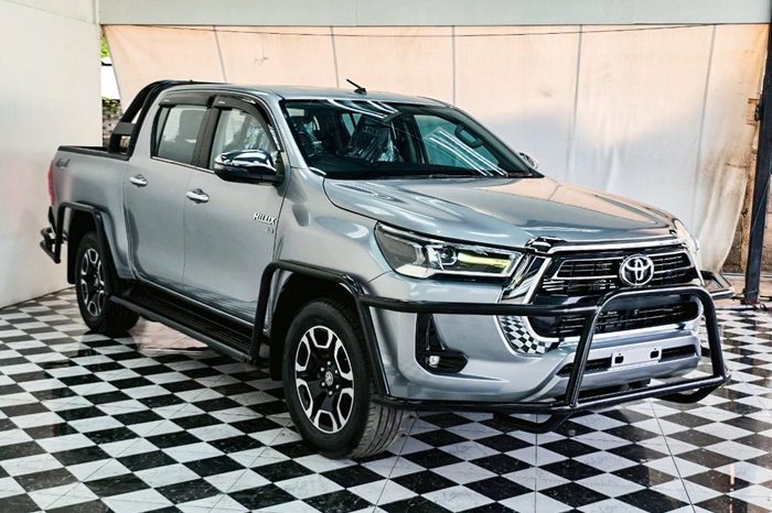 REVO 4WD 2022 2.8G AT DOUBLE CAB SILVER  3380 full