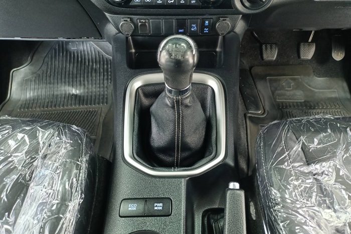 REVO 4WD 2021 2.8G MT SMART CAB WHITE  6382 full