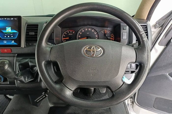 TOYOTA 2WD 2018 3.0 MT COMMUTER SILVER  6380 full