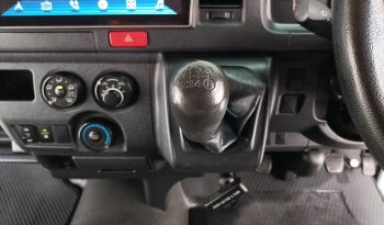 TOYOTA 2WD 2018 3.0 MT COMMUTER SILVER  6380 full