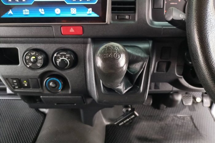 TOYOTA 2WD 2018 3.0 MT COMMUTER SILVER  6380 full