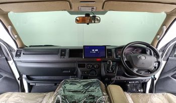 TOYOTA 2WD 2018 3.0 MT COMMUTER SILVER  6380 full
