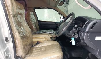 TOYOTA 2WD 2018 3.0 MT COMMUTER SILVER  6380 full