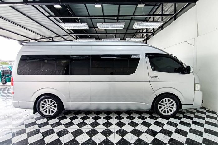 TOYOTA 2WD 2018 3.0 MT COMMUTER SILVER  6380 full