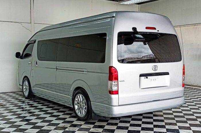 TOYOTA 2WD 2018 3.0 MT COMMUTER SILVER  6380 full