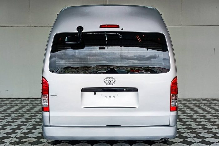 TOYOTA 2WD 2018 3.0 MT COMMUTER SILVER  6380 full