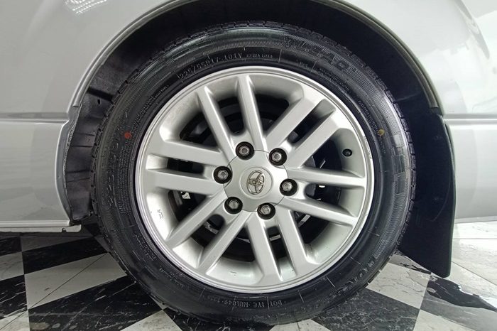 TOYOTA 2WD 2018 3.0 MT COMMUTER SILVER  6380 full