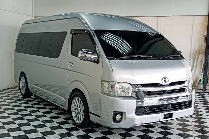 TOYOTA 2WD 2018 3.0 MT COMMUTER SILVER  6380 full