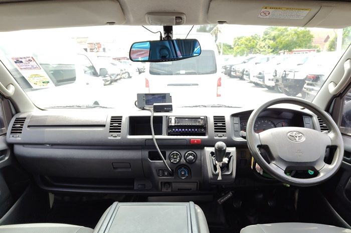 TOYOTA 2WD 2018 3.0 MT COMMUTER WHITE  9590 full