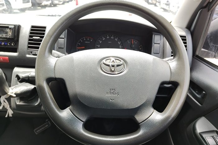 TOYOTA 2WD 2018 3.0 MT COMMUTER WHITE  9590 full