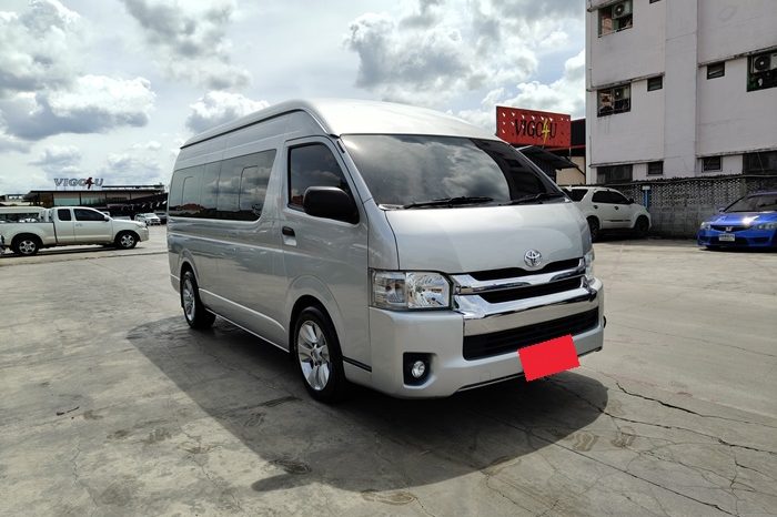 TOYOTA 2WD 2017 3.0 MT COMMUTER SILVER  4260 full
