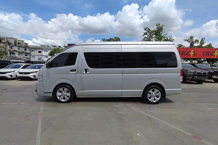 TOYOTA 2WD 2017 3.0 MT COMMUTER SILVER  4260 full