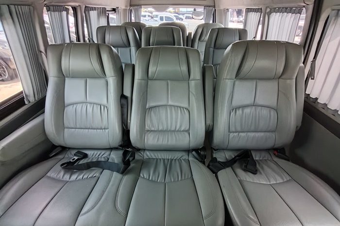 TOYOTA 2WD 2017 3.0 MT COMMUTER SILVER  4260 full