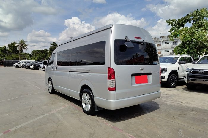 TOYOTA 2WD 2017 3.0 MT COMMUTER SILVER  4260 full