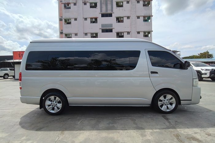 TOYOTA 2WD 2017 3.0 MT COMMUTER SILVER  4260 full
