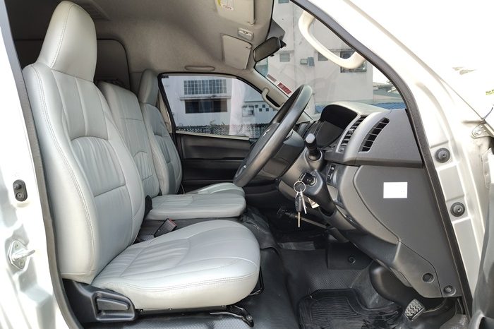TOYOTA 2WD 2017 3.0 MT COMMUTER SILVER  4260 full