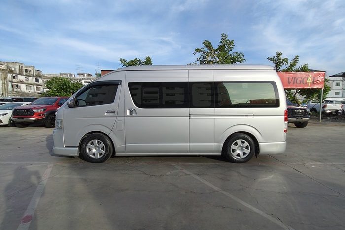 TOYOTA 2WD 2019 3.0 MT COMMUTER SILVER  3723 full
