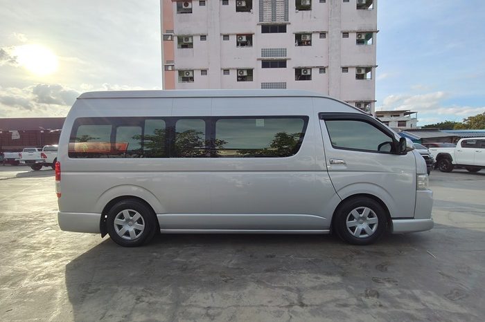 TOYOTA 2WD 2019 3.0 MT COMMUTER SILVER  3723 full