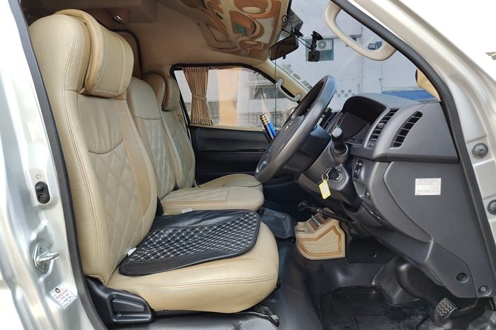 TOYOTA 2WD 2019 3.0 MT COMMUTER SILVER  3723 full