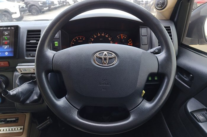 TOYOTA 2WD 2019 3.0 MT COMMUTER SILVER  3723 full