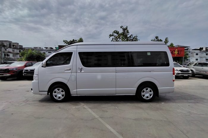 TOYOTA 2WD 2018 3.0 MT COMMUTER SILVER  2707 full