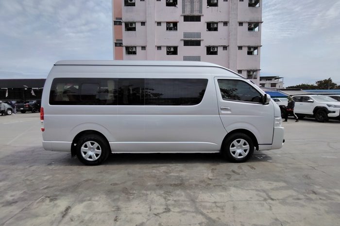 TOYOTA 2WD 2018 3.0 MT COMMUTER SILVER  2707 full