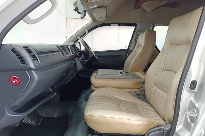 TOYOTA 2WD 2015 3.0 MT COMMUTER SILVER  5984 full