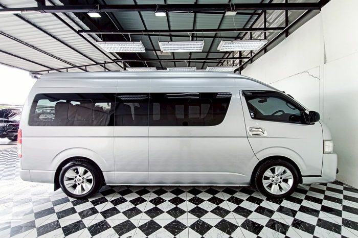 TOYOTA 2WD 2015 3.0 MT COMMUTER SILVER  5984 full