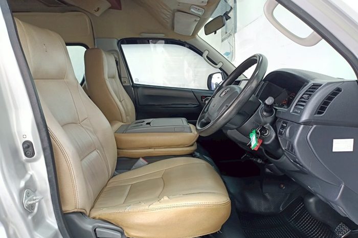 TOYOTA 2WD 2015 3.0 MT COMMUTER SILVER  5984 full