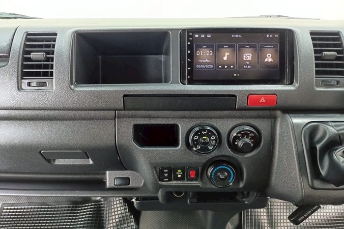 TOYOTA 2WD 2015 3.0 MT COMMUTER SILVER  5984 full