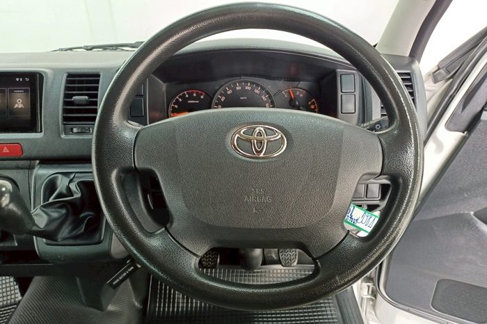 TOYOTA 2WD 2015 3.0 MT COMMUTER SILVER  5984 full