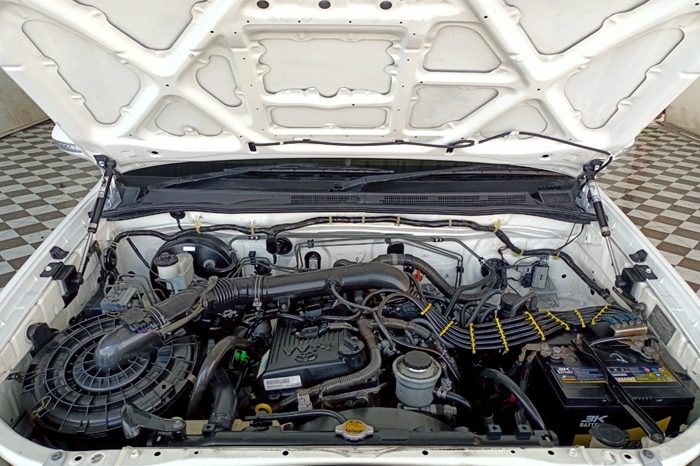 TOYOTA 4WD 2005 2.7V AT FORTUNER WHITE  6119 full