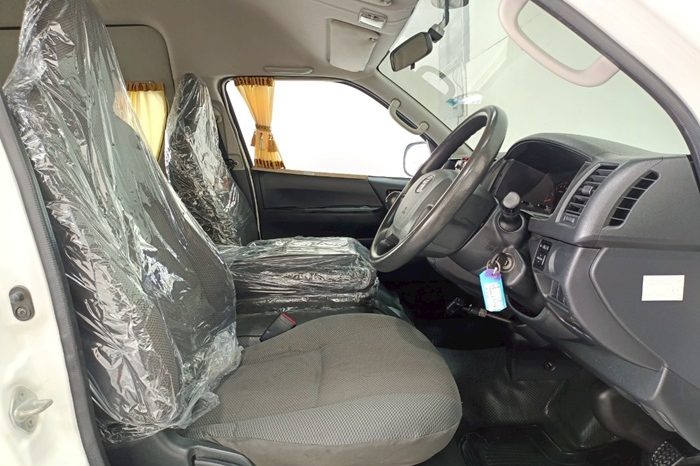 TOYOTA 2WD 2015 3.0 MT COMMUTER WHITE  6866 full