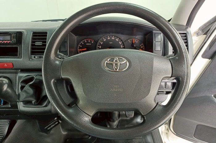 TOYOTA 2WD 2015 3.0 MT COMMUTER WHITE  6866 full
