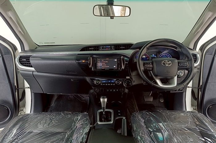 REVO 4WD 2018 2.8G AT DOUBLE CAB WHITE  8311 full