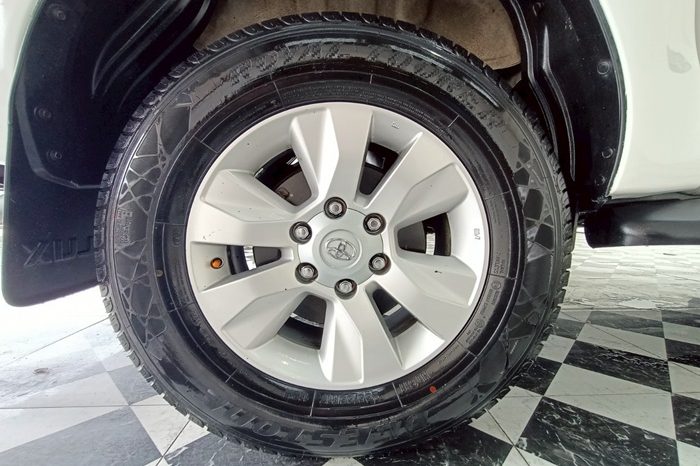 REVO 4WD 2020 2.8G AT DOUBLE CAB WHITE  8581 full